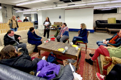 Miriam Venn stellte im Café das Ehrenamt beim Caritasverband Witten vor. (Foto: Marek Schirmer)